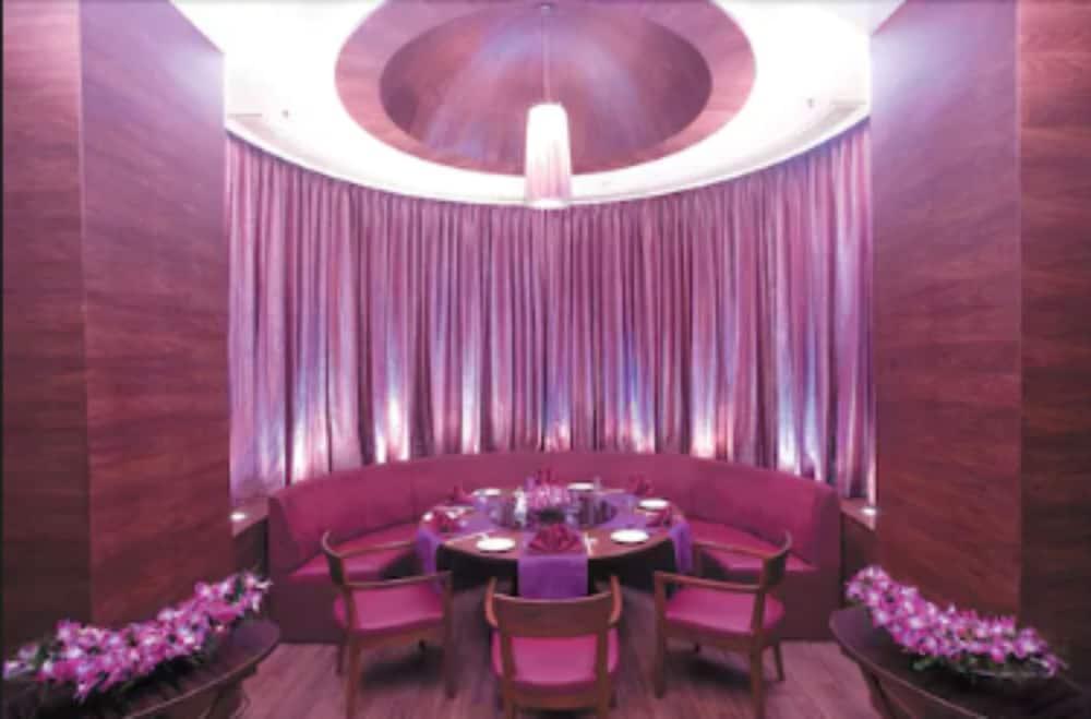 The Retreat Hotel & Convention Centre Mumbai Exteriör bild