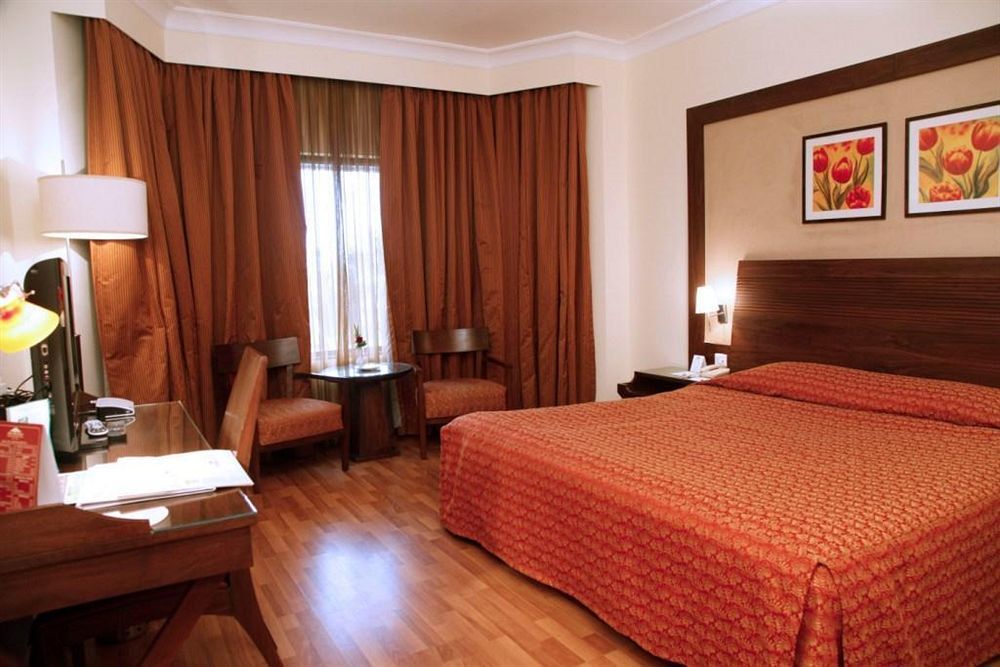 The Retreat Hotel & Convention Centre Mumbai Exteriör bild