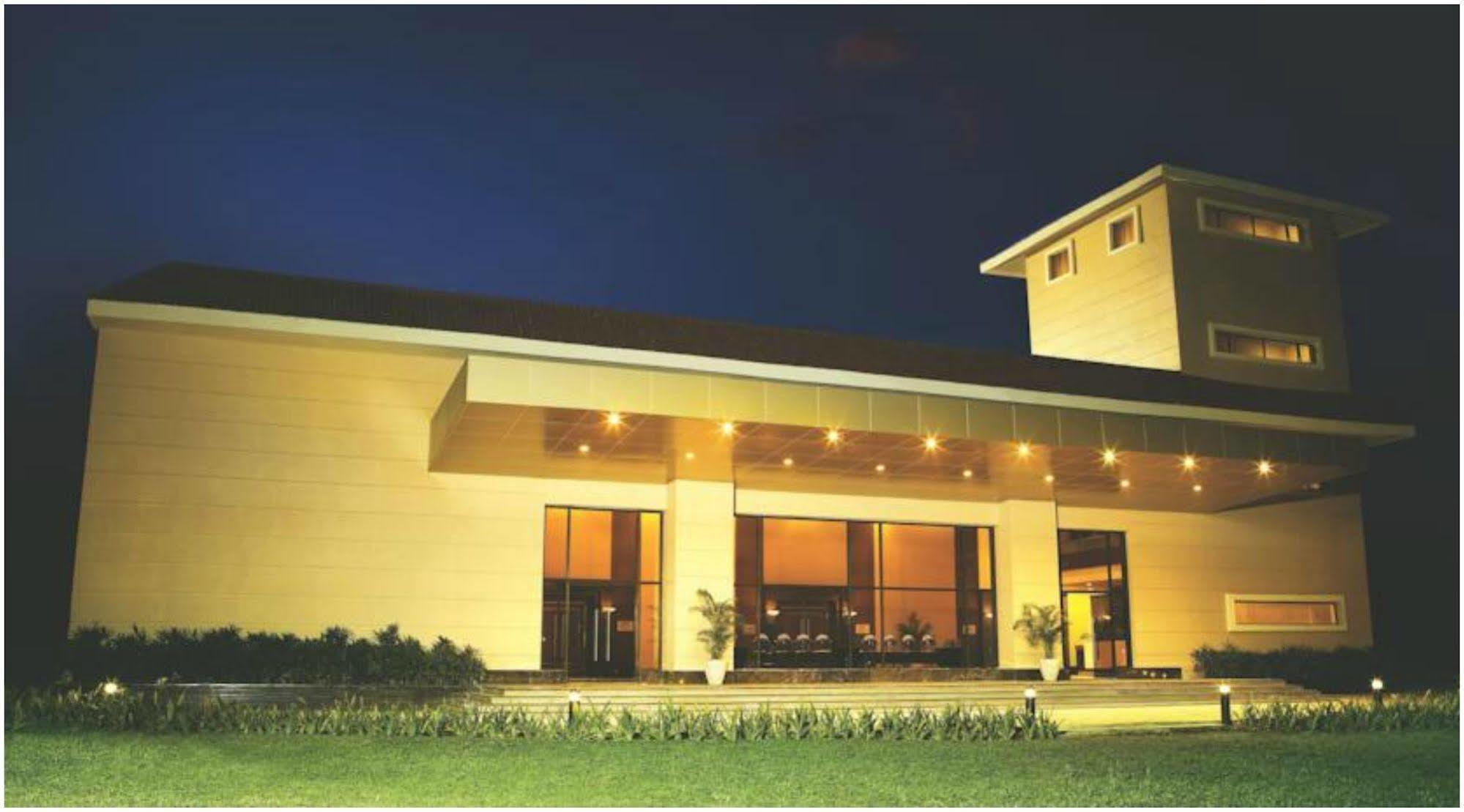 The Retreat Hotel & Convention Centre Mumbai Exteriör bild