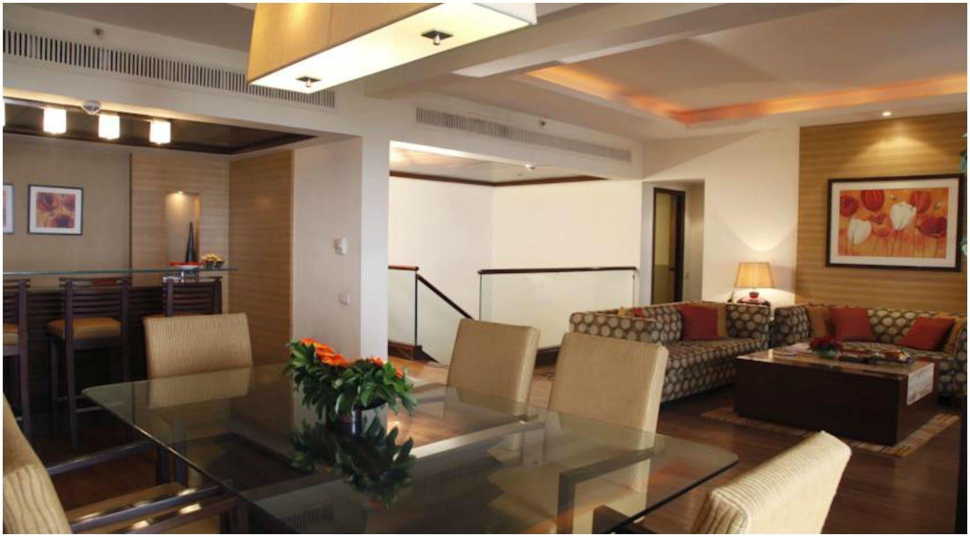 The Retreat Hotel & Convention Centre Mumbai Exteriör bild
