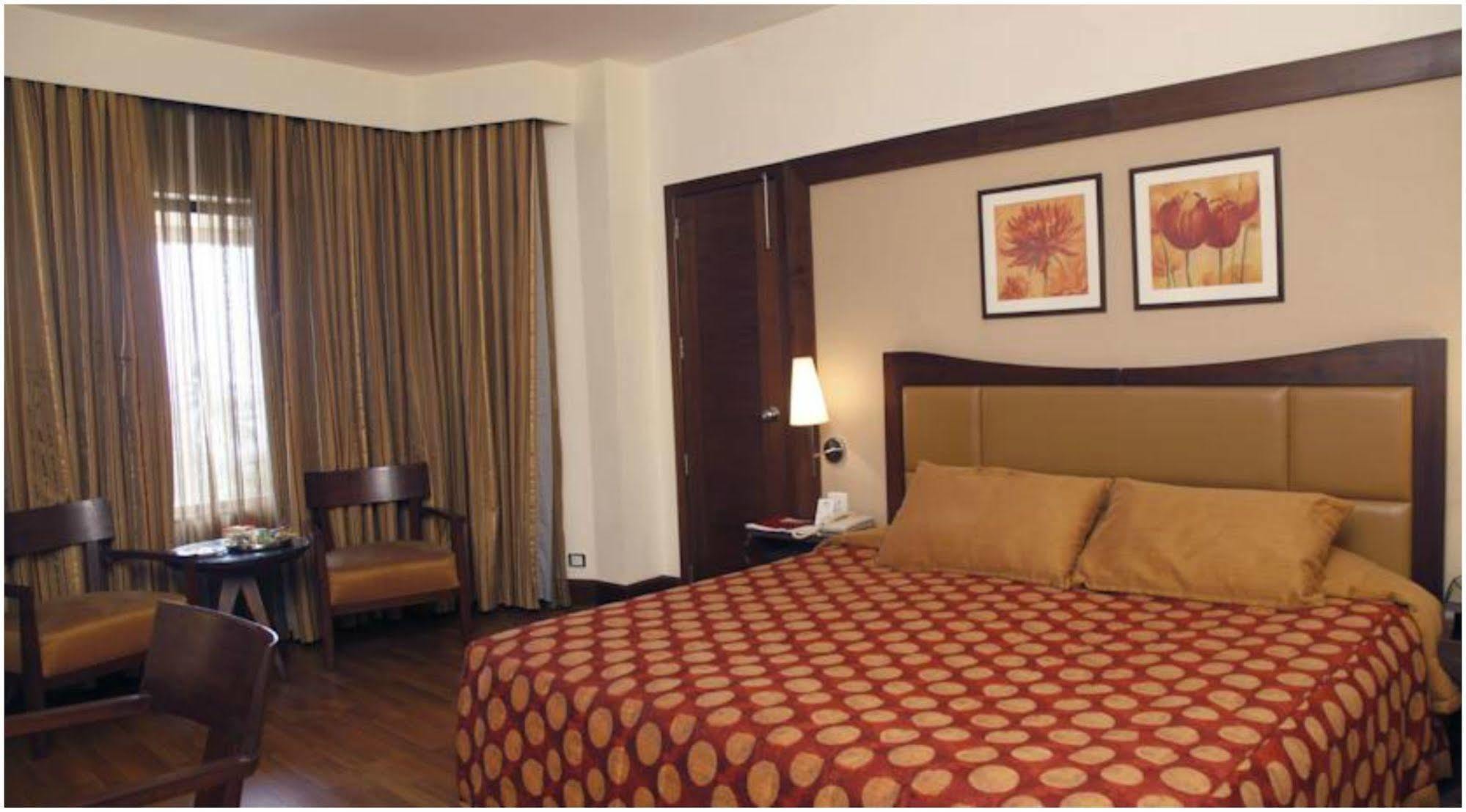 The Retreat Hotel & Convention Centre Mumbai Exteriör bild