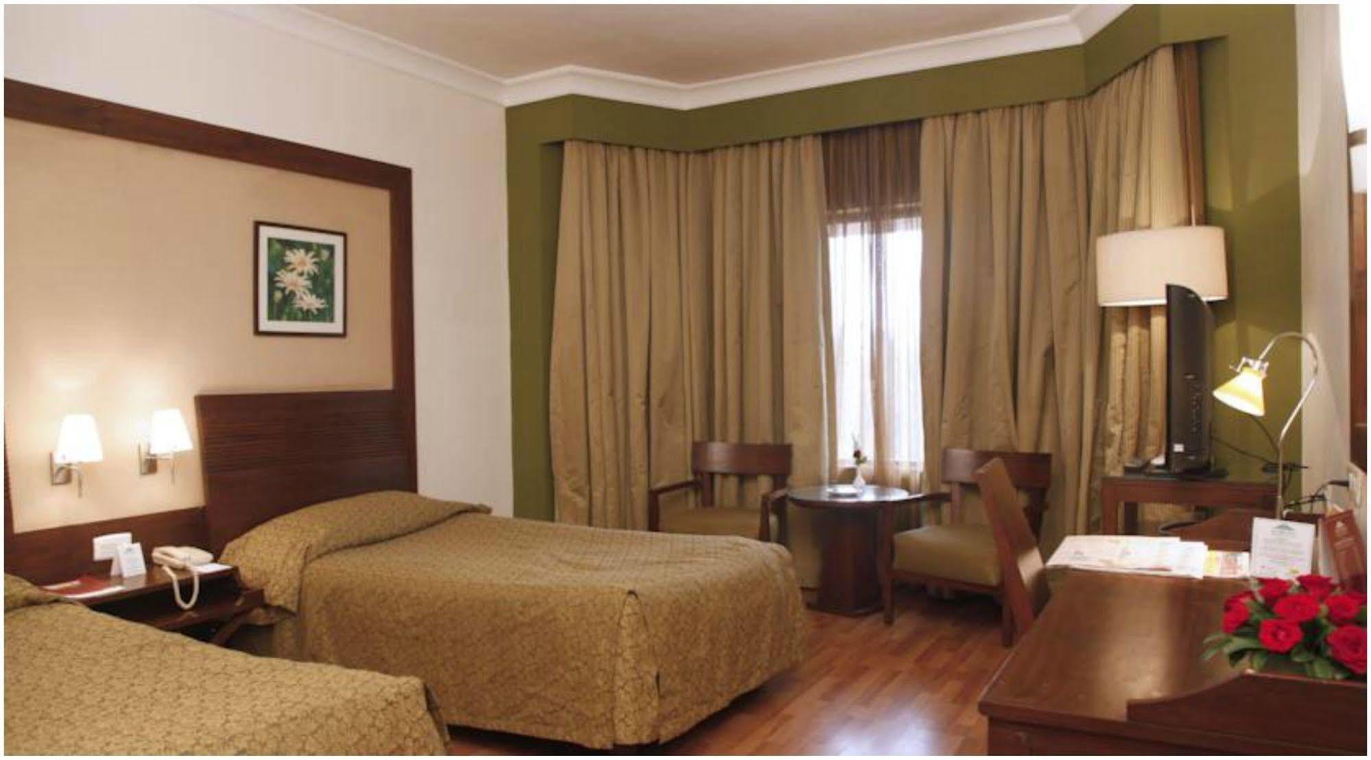 The Retreat Hotel & Convention Centre Mumbai Exteriör bild