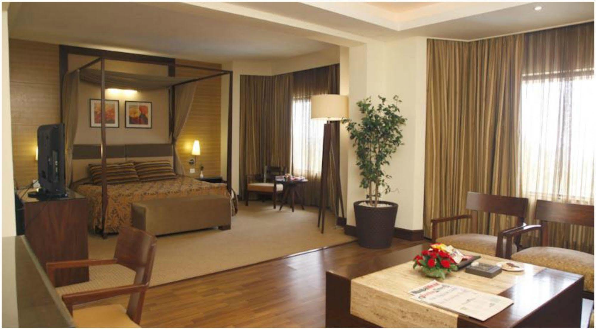 The Retreat Hotel & Convention Centre Mumbai Exteriör bild