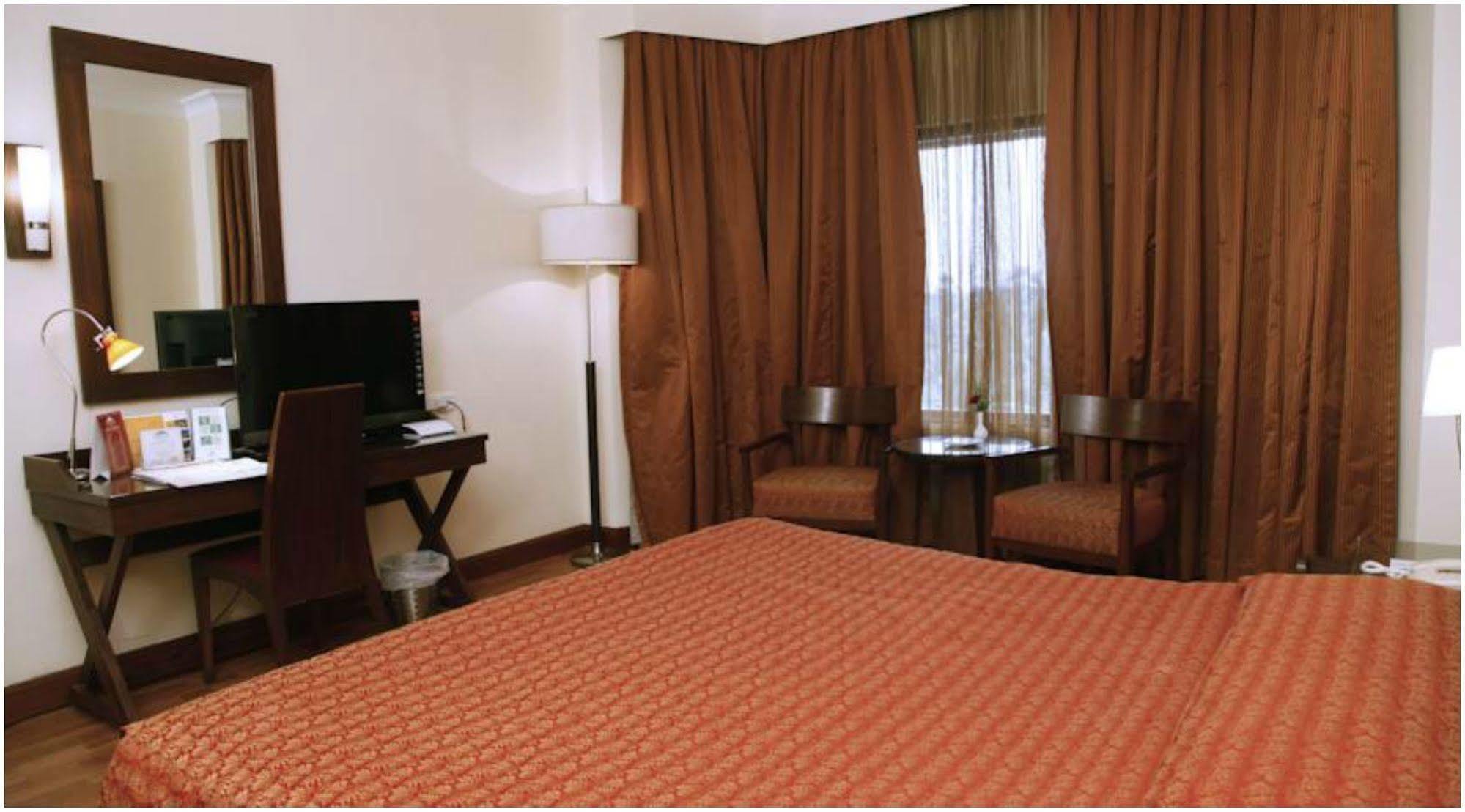 The Retreat Hotel & Convention Centre Mumbai Exteriör bild