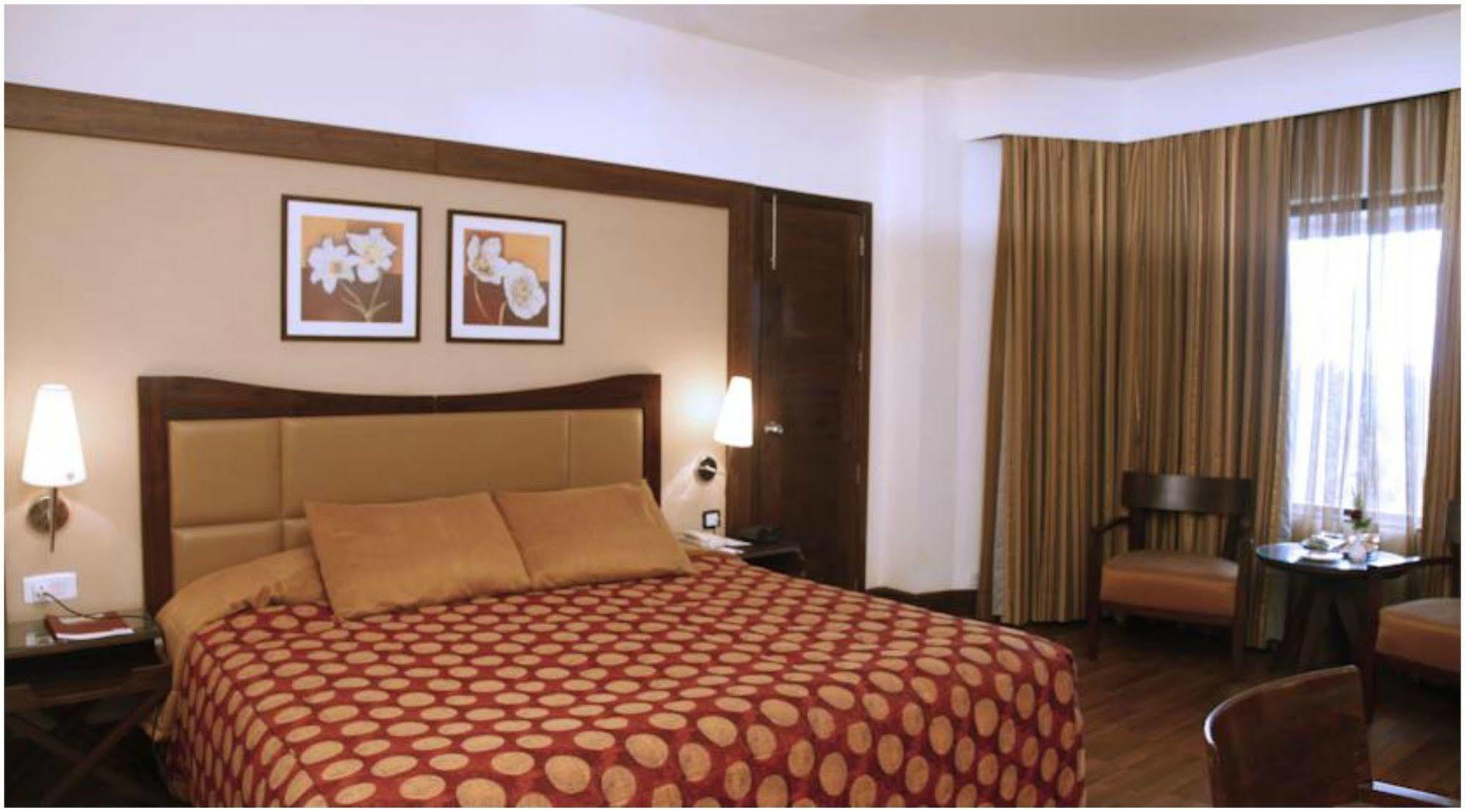 The Retreat Hotel & Convention Centre Mumbai Exteriör bild