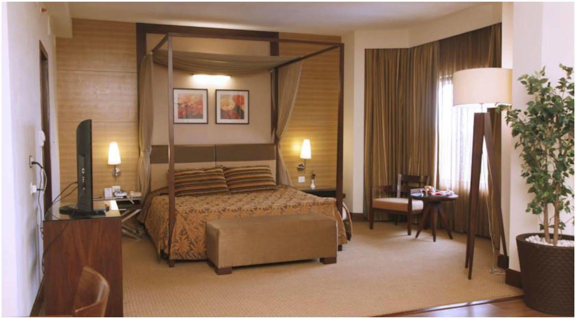 The Retreat Hotel & Convention Centre Mumbai Exteriör bild