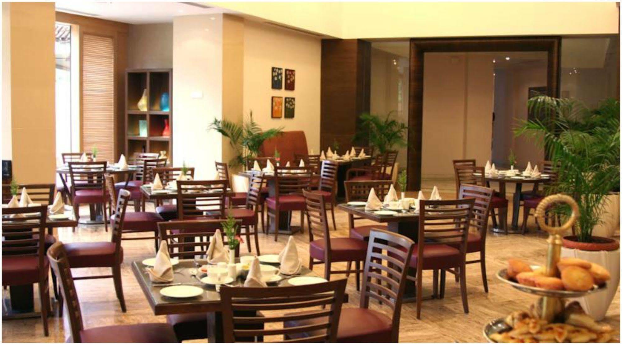 The Retreat Hotel & Convention Centre Mumbai Exteriör bild