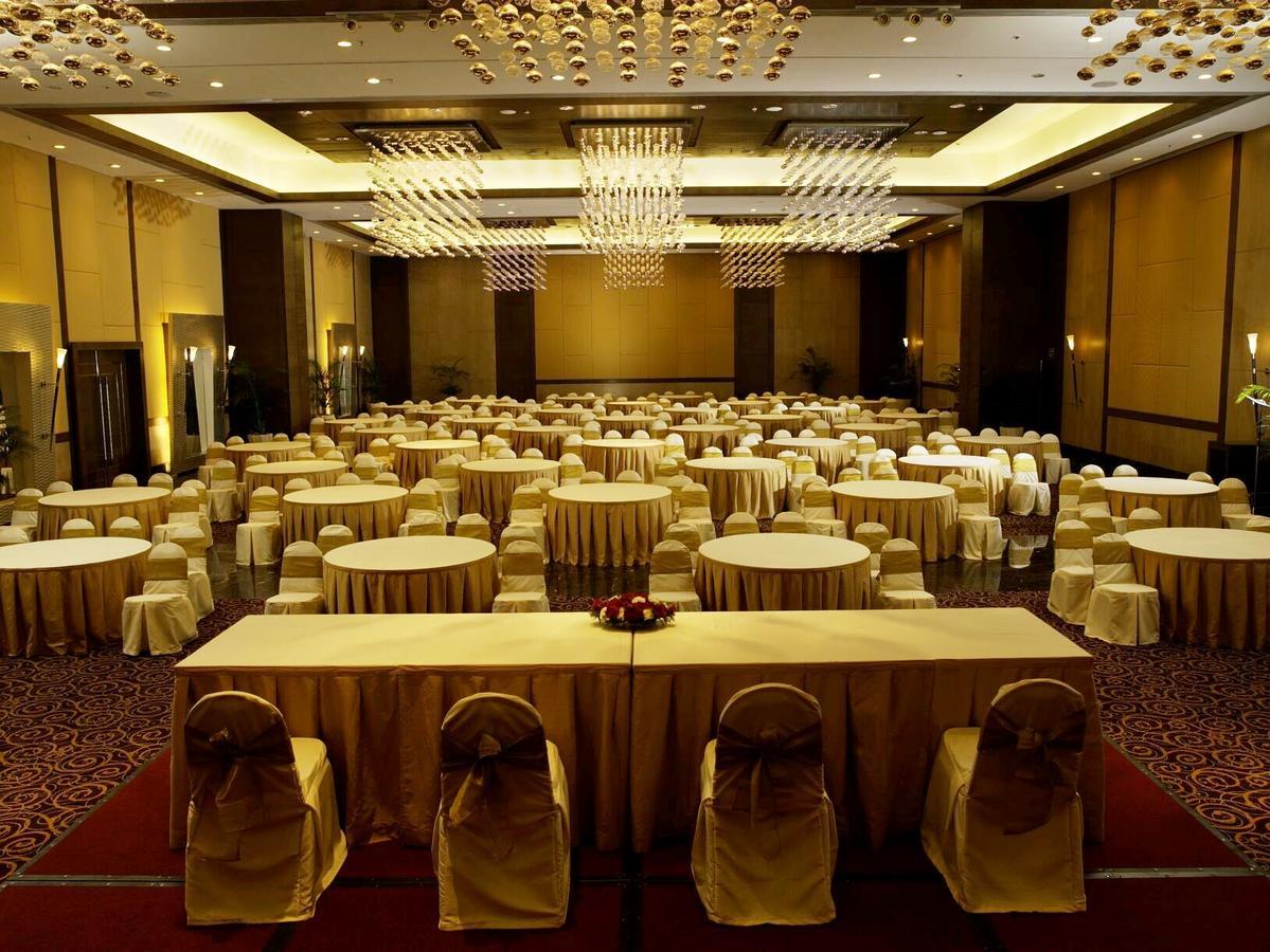 The Retreat Hotel & Convention Centre Mumbai Exteriör bild